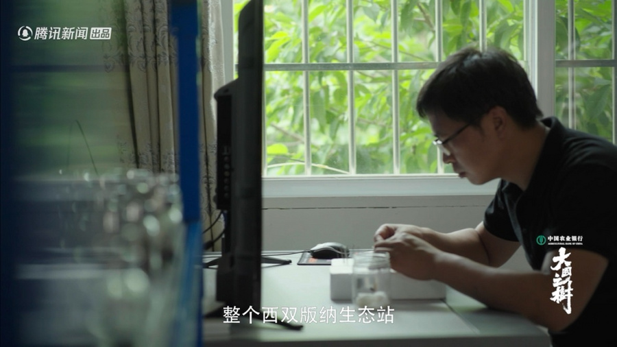 图片包含 窗户, 人, 室内, 桌子
描述已自动生成