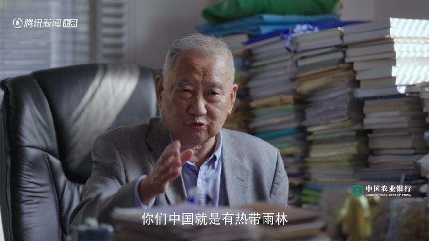 穿着西装笔挺的男子与配字
描述已自动生成