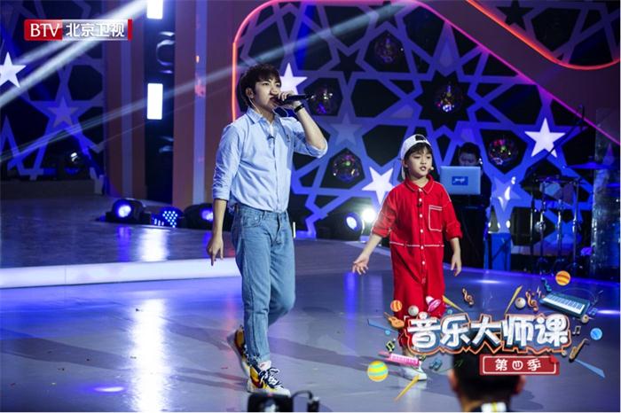 音乐助教秦奋与李诺麒演唱《最好的舞台》.jpg