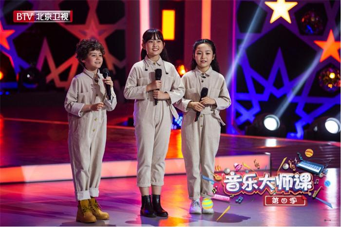 李澳利、刘雨童、米拉演唱《奔跑》.jpg