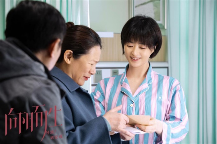 1113有共情而不煽情 湖南卫视《向阳而生》用真实与克制重温“熊顿精神”(1)(1)605.jpg