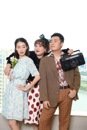 贾玲携《你好，李焕英》剧组全员引人注目.jpg