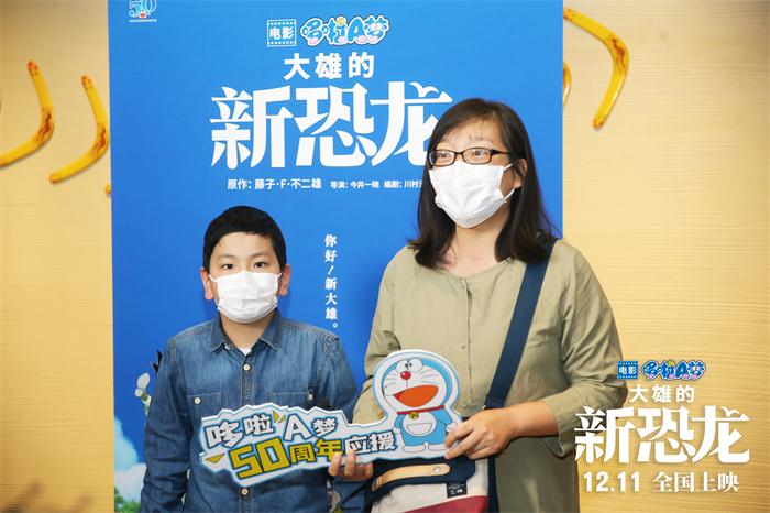 母子接受哆啦a梦观影采访.jpg
