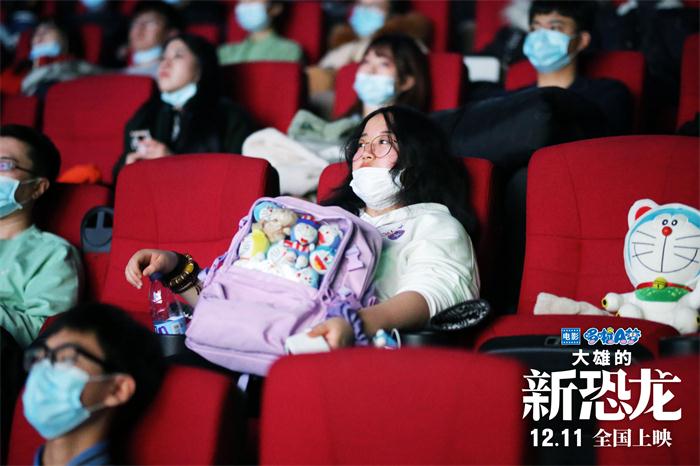 哆啦a梦粉丝带玩偶观影.jpg