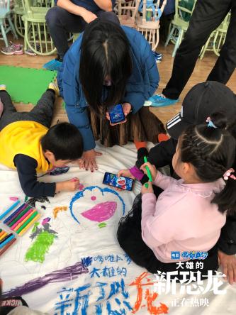 幼儿园小朋友在家长陪同下参加哆啦a梦50周年填色应援.jpg
