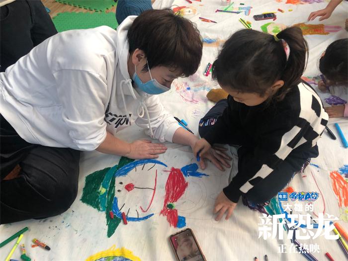 幼儿园小朋友和家长一起为哆啦a梦50周年填色应援.jpg