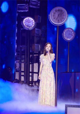 冯提莫b站小年夜温暖演绎《再见少年》.jpg