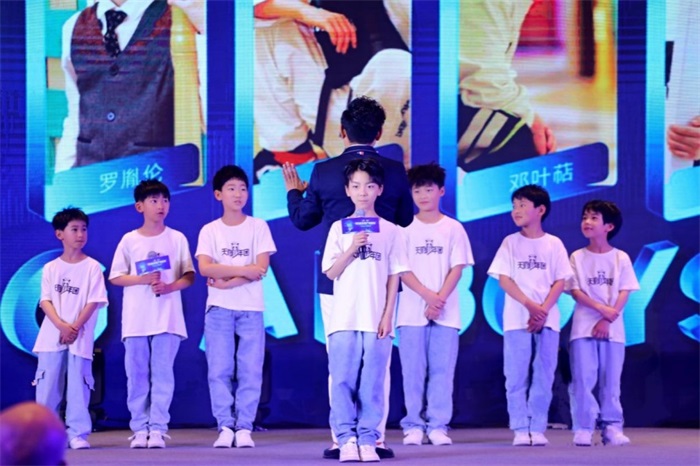 天府少年团担任5gai推荐官 开场舞蹈炸裂全场116.jpg