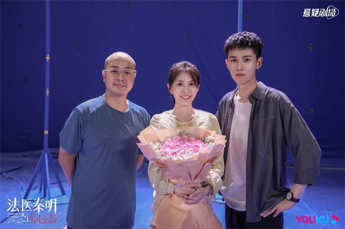 8.男女主与导演合影 杀青照.jpg