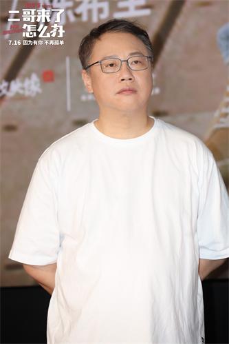 陈希圣身着白t亮相首映 简洁青春个性十足.jpeg