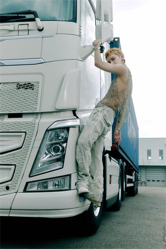 ten(李永钦)-《paint me naked》 1.jpg
