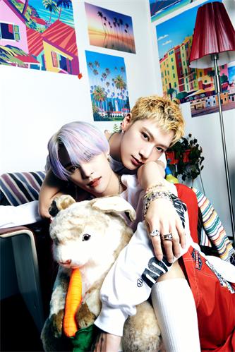 威神v(wayv)-ten&yangyang 《low low》 团体照_2.jpg