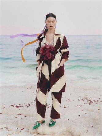 贺聪解锁杂志新刊 成为vogue德国版封面的首位中国模特 2.jpg
