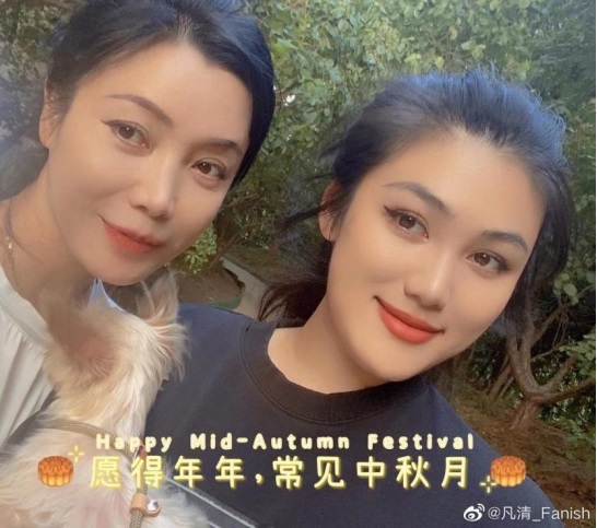 00后唱作才女凡清特别连线无锡音乐广播，母亲节用音乐诠释爱225.jpg