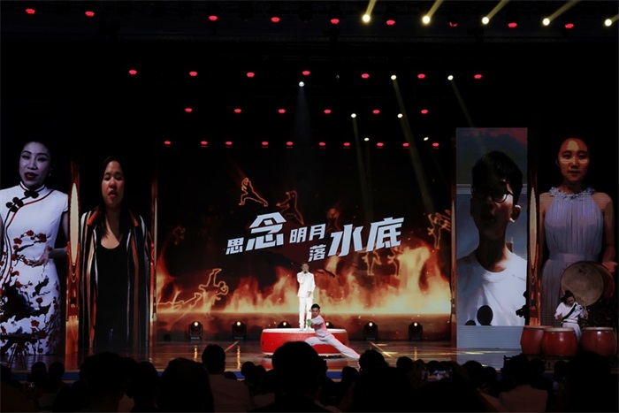 gai与金奖选手演唱《烈火战马》.jpg