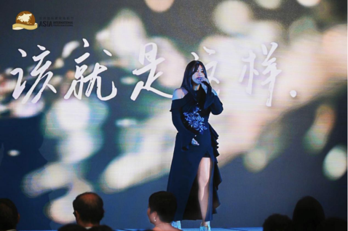 凡清受邀参加亚洲国际青年电影节颁奖典礼，用《你的年纪》刻画电影人的筑梦之旅(1)(1)415.png